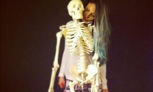 Και το σκελετό φιλάει η…