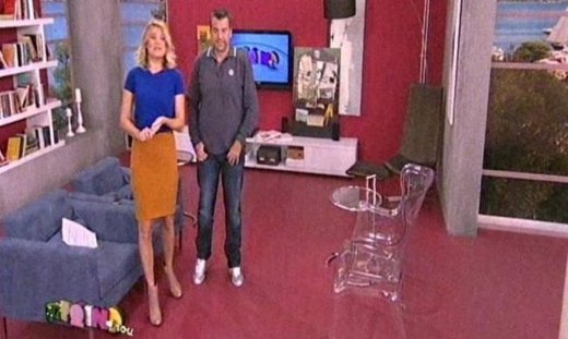 Άνοιξε η φούστα της  Φαίης Σκορδά στον αέρα της εκπομπής (video)