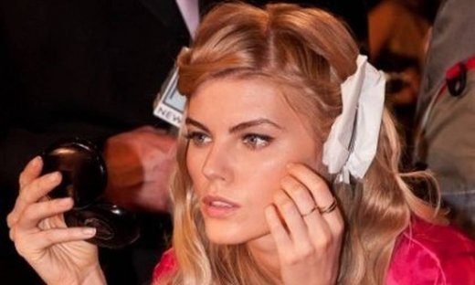 Αποκτήστε μαλλιά και μακιγιάζ βγαλμένα από το Victoria’s Secret Fashion Show