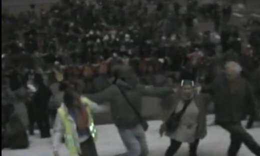 Video: Οι Γάλλοι χορεύουν συρτάκι για να δηλώσουν συμπαράσταση στους Έλληνες!