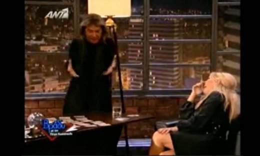VIDEO: Η χαρτορίχτρα Μαρία Μπακοδήμου και η εισβολή του Χορταρέα