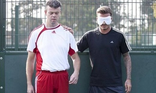 Ο Μπέκαμ παίζει μπάλα… με κλειστά μάτια