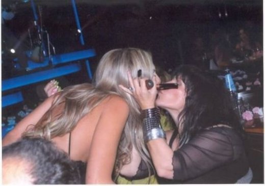 Φωτό: Θέλξη Βόσσου: Γιατί φιλιούνται στο στόμα; (nasos blog)