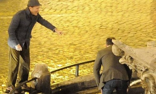 Ποιος σκηνοθέτης έχει σκαρφαλώσει σε σιντριβάνι στη Ρώμη;