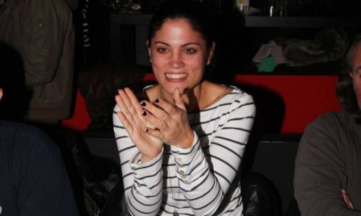 Ποιον χειροκροτάει η Συνατσάκη;