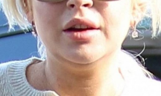 Σε ποια νεαρή τραγουδίστρια ανήκει αυτό το προγούλι;