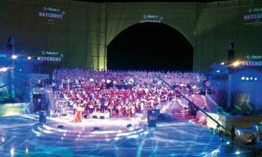 Οι VIPs φίλοι του σεΐχη αποθέωσαν τον Vangelis