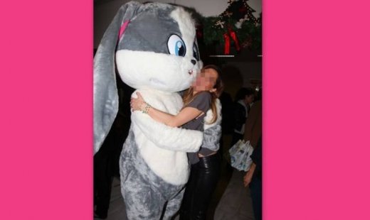 Ποια «χάθηκε» στην αγκαλιά του Σνούφελ; (φωτό)