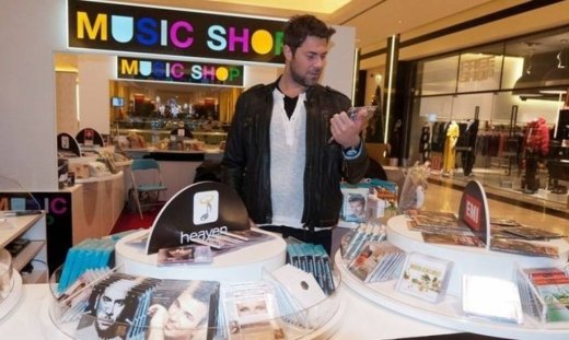 Χρήστος Χολίδης: Βόλτα και ψώνια στο Μαρούσι