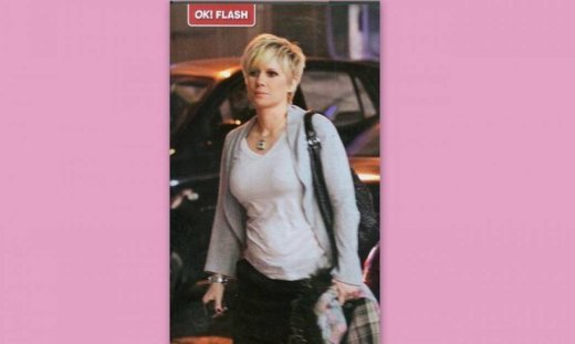 Κόντυνε κι άλλο τα μαλλιά της η Κατερίνα Καραβάτου