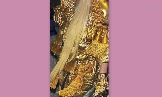 Ποια ντύθηκε «ατόφιο χρυσάφι»;