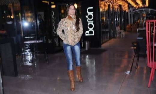 Έλλη Αγγελιδάκη: Βραδινή βόλτα στην Γλυφάδα