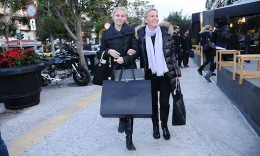 Μαμά και κόρη στην Γλυφάδα για ψώνια