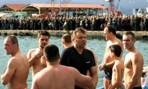 Βούτηξε στα παγωμένα νερά ο Απ. Γκλέτσος