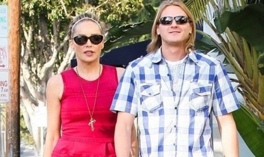 Ποιος είναι ο νεαρός δίπλα στην Sharon Stone;