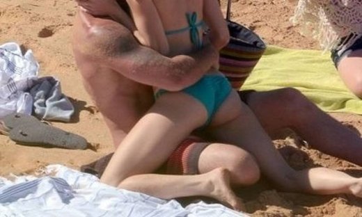 Ποιο ζευγάρι ερωτοτροπεί στην παραλία;