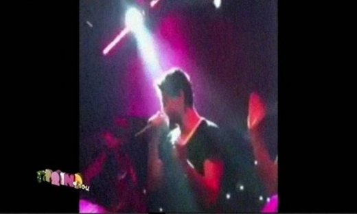 Ο Δημήτρης Ουγγαρέζος σε ρόλο τραγουδιστή