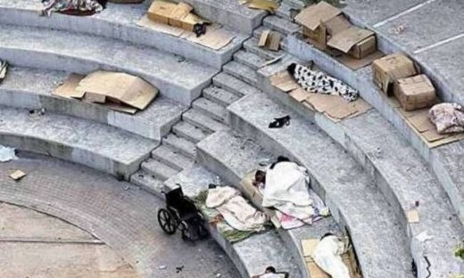 Συγκλονιστική φωτογραφία από την πλατεία Κουμουνδούρου…