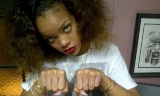 JUICY NEWS Το νέο τατουάζ της Rihanna είναι ροζ και άγριο