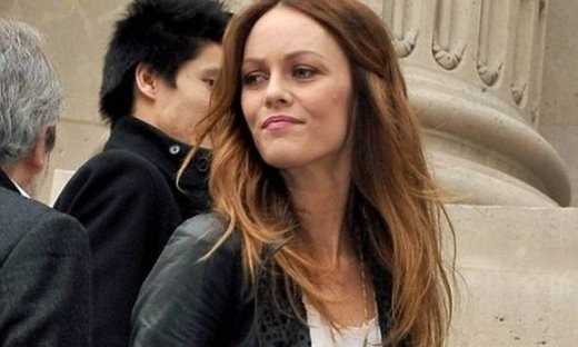 Η Vanessa Paradis επιτέλους διαψεύδει
