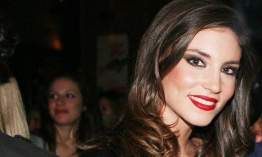 Αθηνά Οικονομάκου: «Δεν ασχολούμαι με ποιόν με τραβάνε οι φωτογράφοι»