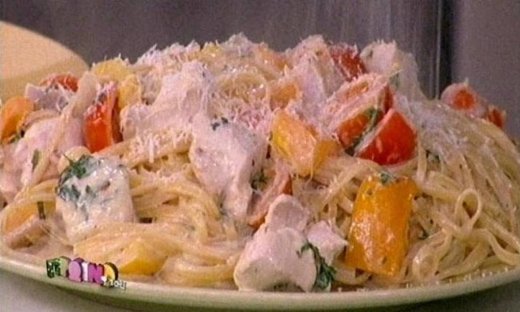 Λιγκουίνι με κοτόπουλο, μέλι και μουστάρδα μαγείρεψε σήμερα ο Άκης Πετρετζίκης