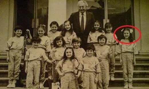 Ποιο είναι το χαριτωμένο κοριτσάκι με τα κοτσιδάκια;