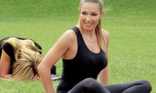 Η Πετρουλάκη γυμνάζει την Αναστασία Ρουβά!(nassos blog)