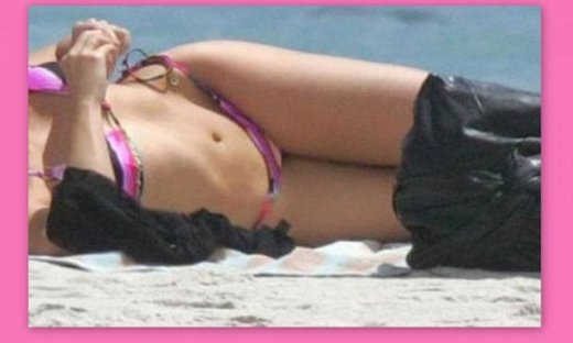 Τραγουδίστρια ποζάρει και… αναστατώνει! (φωτό)