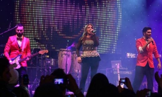 Επέστρεψε η Έλενα Παπαρίζου από τη Σουηδία!