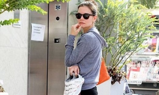 Katie Holmes: Περίμενε ασανσέρ που δεν δουλεύει