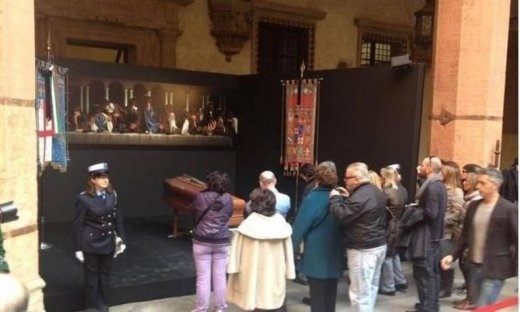 Σε λαϊκό προσκύνημα η σορός του Λούτσιο Ντάλα