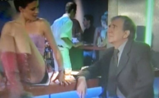 Video: Η Ζέτα Μακρυπούλια χορεύει ημίγυμνη πάνω στο μπαρ! (Nasos Blog)