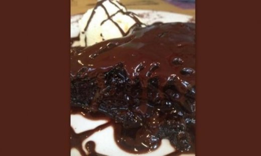 Ποια παρουσιάστρια ‘τσάκισε’ αυτή τη λαχταριστή σοκολατόπιτα;