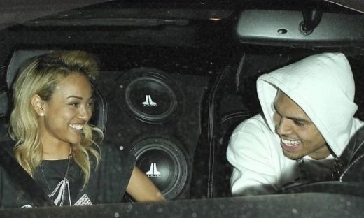 Chris Brown: Κοιτάει τη σύντροφό του στα μάτια!