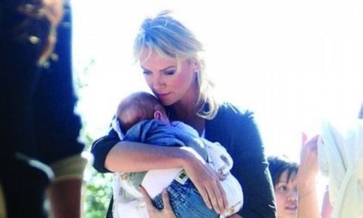 Η πρώτη συνέντευξη της Charlize Theron μετά την υιοθεσία