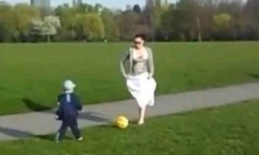 VIDEO: «Άμπαλη» μαμά χτυπάει κατά λάθος παιδάκι στο κεφάλι!