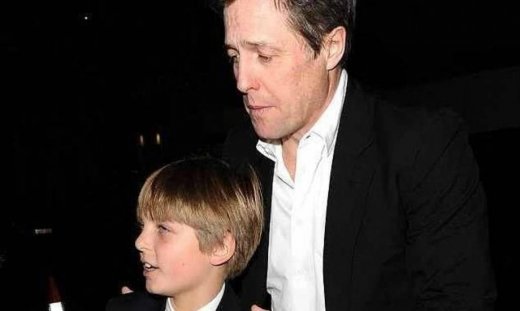 Hugh Grant: Με συνοδό τον γιο της Elizabeth Hurley