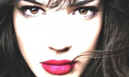 Ήβη Αδάμου: «Πριν βγω στη σκηνή δεν θέλω να μου μιλάει κανείς, κλείνομαι στον εαυτό μου»