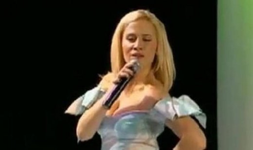 Η Νάντια Μπουλέ σε ρόλο… Αλίκης Βουγιουκλάκη!