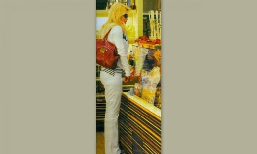 Ελένη Μενεγάκη: Διαλέγει λαμπάδα για το βαφτιστήρι της