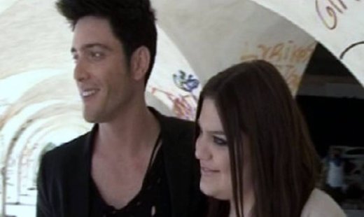 Η κόρη της Βίκυς Σταυροπούλου στο βίντεο κλιπ του Θεοχάρη Ιωαννίδη