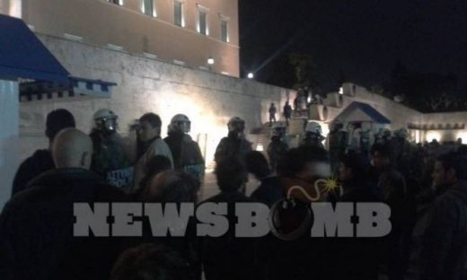 Ένταση στο Σύνταγμα-Τα ΜΑΤ απωθούν τους διαδηλωτές