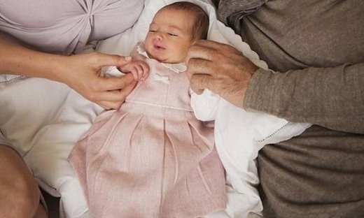 Διάσημος τραγουδιστής φωτογραφίζεται με τη νεογέννητη κόρη του