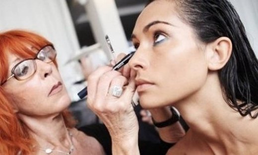 Δημιουργήστε βήμα-βήμα ένα αδιάβροχο αισθησιακό μακιγιάζ