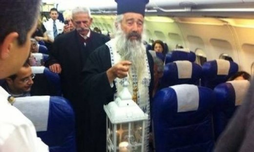 Ποιος τραγουδιστής ήταν στην πτήση της μεταφοράς του Αγίου Φωτός στην Κύπρο;