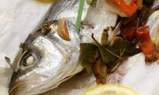 Λαβράκι στη λαδόκολλα με λαχανικά