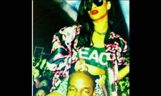 H Rihanna και η σακούλα με την άσπρη σκόνη