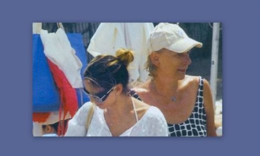 Αποκλειστικό: Η μητέρα της Κοκκίνου μοίραζε πριν από λίγο… προσκλήσεις για τη κόρη της! (Nassos blog)