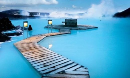 Η μαγική γαλάζια λίμνη